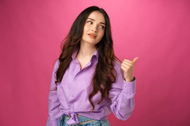 Güzel esmer kadın fotokopi alanı gösteriyor.