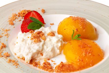 Süzme peynir ve konserve kayısı, sağlıklı kahvaltı.