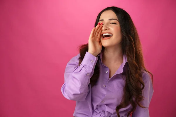 Llorando mujer joven emocional gritando en fondo de estudio azul — Foto de Stock