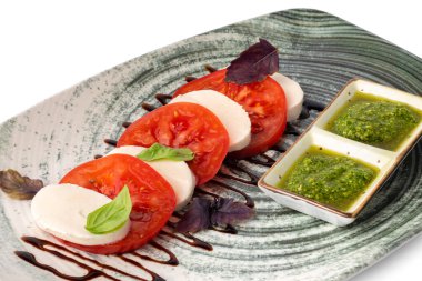Taze İtalyan caprese salatası mozzarella ve gri tabakta domatesler.