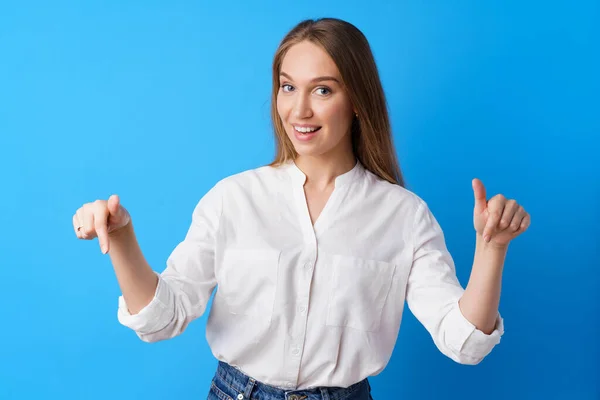 Ganska trevlig ung kvinna pekar på kopiera utrymme för reklam — Stockfoto