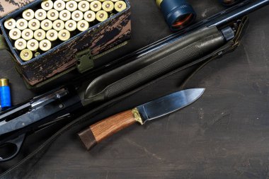 Av tüfeği ve mermiler koyu ahşap arka planda