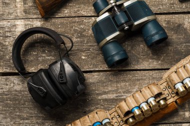 Av ekipmanları dürbünü ahşap arka planda. Yakın plan.