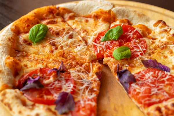 Pizza Margherita auf Holzbrett in Großaufnahme — Stockfoto
