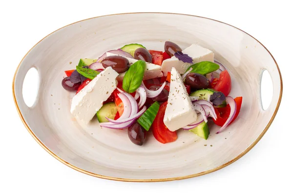 Grecka sałatka w talerzu wyizolowana na białym — Zdjęcie stockowe