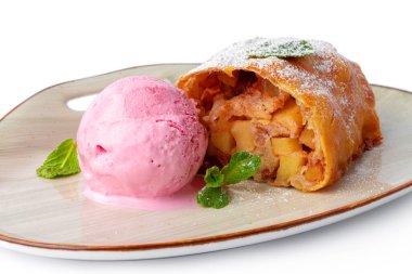 Elmalı turta ve beyaz üzerine izole edilmiş dondurma.