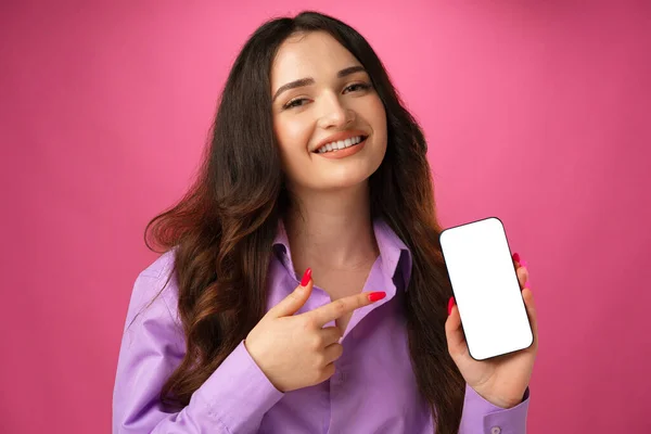 Jeune femme attrayante montrant écran de smartphone vierge avec espace de copie — Photo