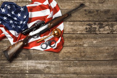 Tahta yargıç tokmak ve av tüfeği ahşap arka planda ABD bayrağı üzerinde