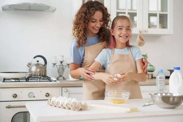 Mãe e filha adolescente fazendo massa para pastelaria toghether na cozinha — Fotografia de Stock