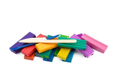 Beyaz arkaplanda izole edilmiş plastiksi renkli çubuklar