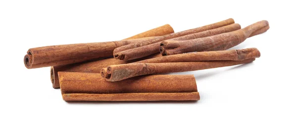 Palitos de canela aislados sobre fondo blanco — Foto de Stock