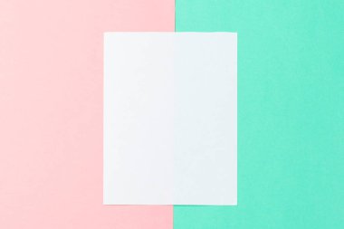 Pastel renk arkaplanı üzerine yazı için beyaz kağıt ve boşluk