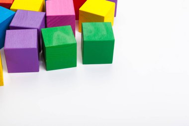 Beyaz arkaplanda izole edilmiş renkli ahşap yapı taşları