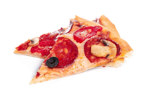 Scheibe frische Pizza mit Peperoni isoliert auf weißem Hintergrund — Stockfoto