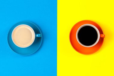 Arka planda bir fincan kahve ve çay tabağı.