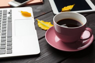 Dizüstü bilgisayarı olan modern işyeri