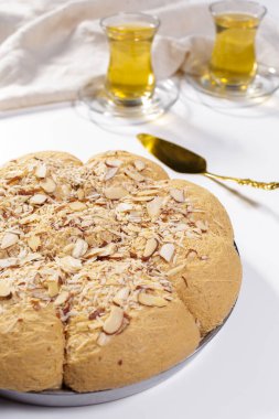 Masada çay ile nefis bir halva.