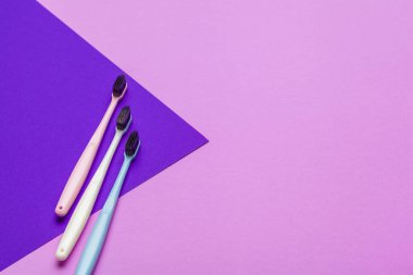 Renk arkaplan üzerinde elle diş fırçası olan düz konum, kapat