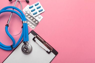 Stetoskop, dosya ve haplar, yakın çekim. Tıbbi ekipman