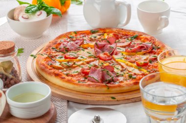 Tahta masada servis edilen lezzetli taze pizza.