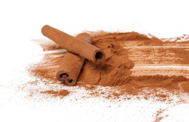 Tarçın çubukları beyaz arkaplanda izole