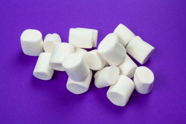 Marshmallow menekşe kağıda serilmiş..
