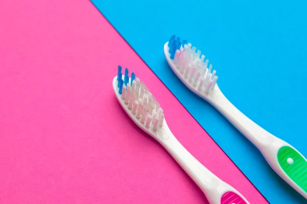 Flat lay composition with manual toothbrushes on color background, close up — Stock Photo, Image