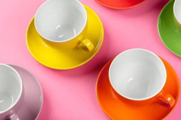 Düz görünüm kahve ya da çay fincanı renkli arkaplanda — Stok fotoğraf