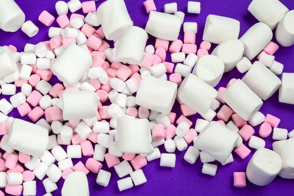 Marshmallow menekşe kağıda serilmiş..