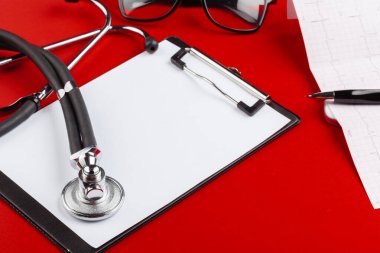 Modern steteskoplu boş bir pano