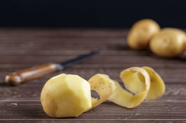 Ahşap arka planda taze patates.