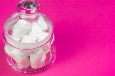 Pembe arka planda şekerlemeler. en üstteki görünüm