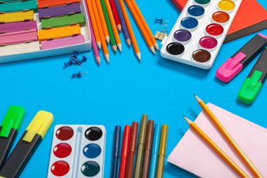 Soyut renkli arkaplan dokusunda okul malzemeleri