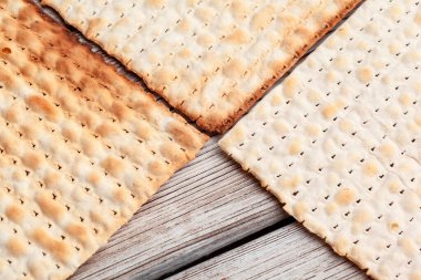 Yahudi bayramı kutlamaları için sofrada İtalyan ekmeği var.