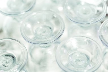 Birkaç tane aynı boş bardak.