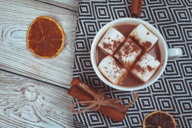 Masada lokum olan sıcak çikolata.