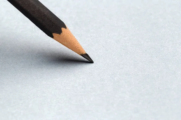 Zamknij Czarny ołówek z pociągnięciem na szarym papierze — Zdjęcie stockowe