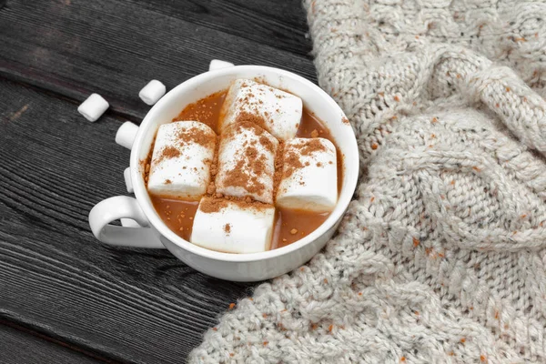 Chocolate quente com marshmallows na mesa — Fotografia de Stock