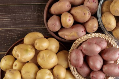 Ahşap arka planda taze patates.