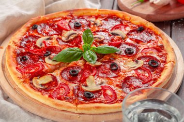 Sıcak ev yapımı Pepperoni Pizza.
