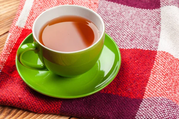 Taza de té caliente vestida con bufanda de punto caliente de invierno —  Fotos de Stock