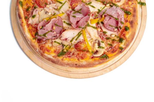 Deliziosa pizza servita su piatto di legno isolato su bianco — Foto Stock