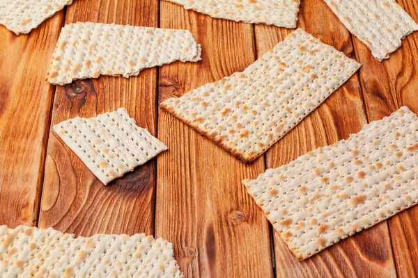 Pan plano matzo para celebraciones judías de alta fiesta sobre la mesa —  Fotos de Stock