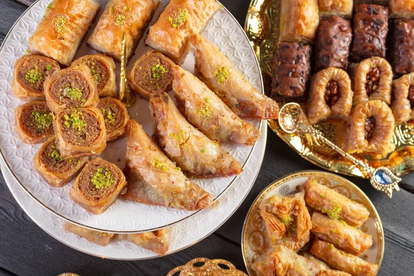 Baklava with pistachio. тюркский традиционный уют на фоне темного дерева — стоковое фото