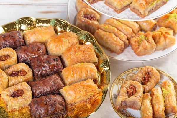 Traditioneel oosters Arabisch dessert Baklava met Turkse honing en walnoten, selectieve focus. Kopieerruimte Stockfoto