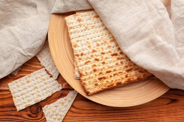 Matzo tunnbröd för judiska högtidsfirande på bordet — Stockfoto