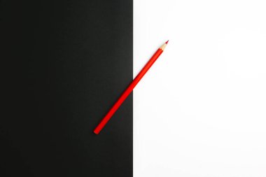 Siyah ve beyaz renkli kalemler arasındaki fark