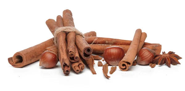 Palitos de canela aislados sobre fondo blanco — Foto de Stock