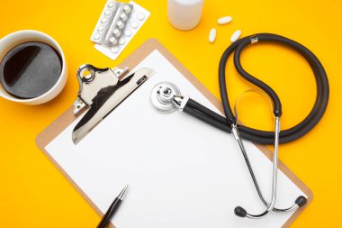Stetoskop, dosya ve haplar, yakın çekim. Tıbbi ekipman
