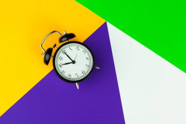 Renk bloğu arka planında siyah alarm saati, ofis içi